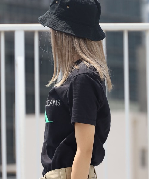 Calvin Klein Jeans(カルヴァンクラインジーンズ)の「Calvin Klein Jeans/カルバンクラインジーンズ ネオンカラービックロゴTシャツ(Tシャツ/カットソー・メンズ・ホワイト/ブラック・S/M/L)」の5枚目の写真