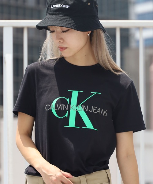 Calvin Klein Jeans(カルヴァンクラインジーンズ)の「Calvin Klein Jeans/カルバンクラインジーンズ ネオンカラービックロゴTシャツ(Tシャツ/カットソー・メンズ・ホワイト/ブラック・S/M/L)」の4枚目の写真