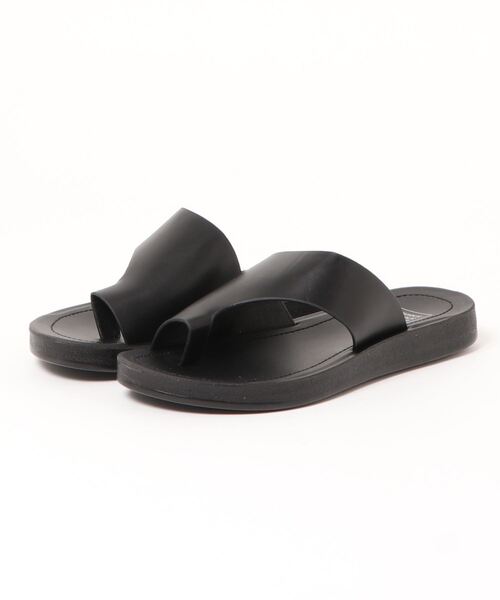 SPINNS（スピンズ）の「フェイクレザーフラットトングサンダル（サンダル・レディース・ブラック/アイボリー・S/M/L）」の2枚目の写真