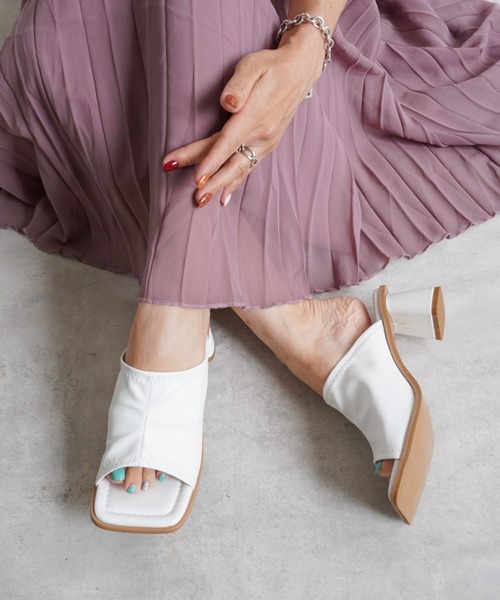 Fabby fabby（ファビィーファビィー）の「ストレッチ台形ヒールミュールサンダル（サンダル・レディース・ブラック/ホワイト・SMALL/LARGE/MEDIUM）」の2枚目の写真