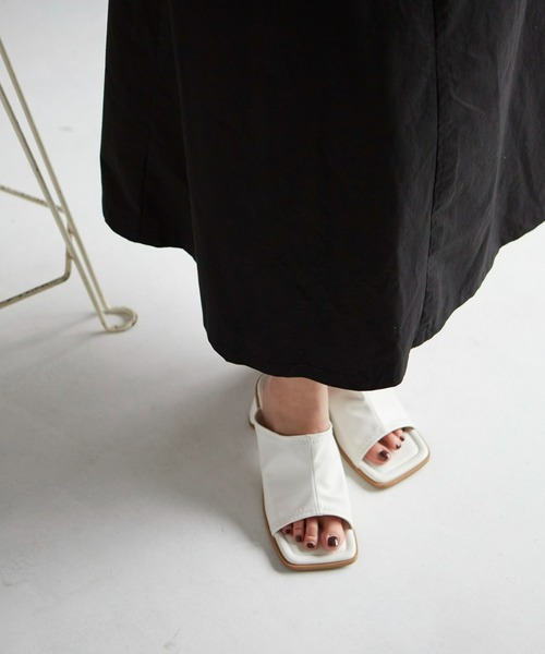 Fabby fabby（ファビィーファビィー）の「ストレッチ台形ヒールミュールサンダル（サンダル・レディース・ブラック/ホワイト・SMALL/LARGE/MEDIUM）」の7枚目の写真