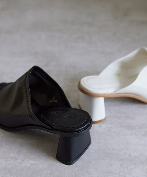 Fabby fabby（ファビィーファビィー）の「ストレッチ台形ヒールミュールサンダル（サンダル・レディース・ブラック/ホワイト・SMALL/LARGE/MEDIUM）」の11枚目の写真