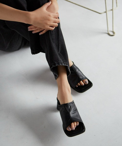 Fabby fabby（ファビィーファビィー）の「ストレッチ台形ヒールミュールサンダル（サンダル・レディース・ブラック/ホワイト・SMALL/LARGE/MEDIUM）」の17枚目の写真