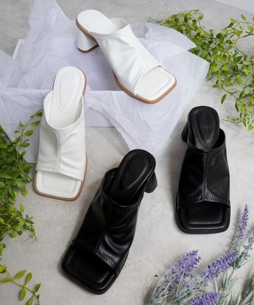 Fabby fabby（ファビィーファビィー）の「ストレッチ台形ヒールミュールサンダル（サンダル・レディース・ブラック/ホワイト・SMALL/LARGE/MEDIUM）」の21枚目の写真