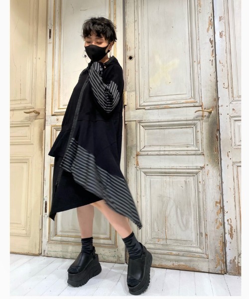 gomme（ゴム）の「60/-ファイン裏毛　切替ファスナーパーカーワンピース（パーカー・レディース・ブラック/チャコールグレー/カーキ・MEDIUM）」の22枚目の写真