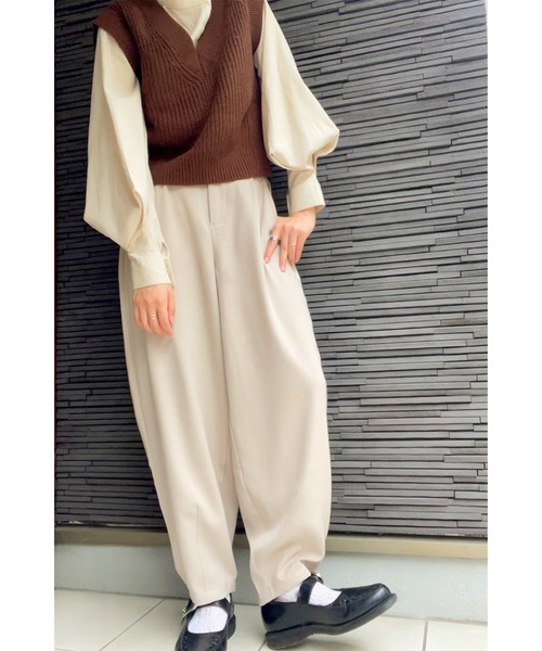 junoah(ジュノア)の「タック入りコクーンパンツ(その他パンツ・レディース・ブラック/モカ/ベージュ/グレー・MEDIUM/X-LARGE/LARGE)」の4枚目の写真
