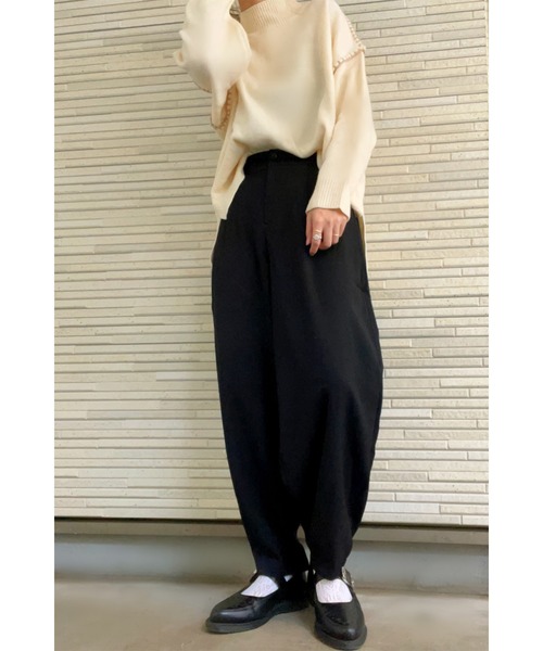 junoah(ジュノア)の「タック入りコクーンパンツ(その他パンツ・レディース・ブラック/モカ/ベージュ/グレー・MEDIUM/X-LARGE/LARGE)」の2枚目の写真