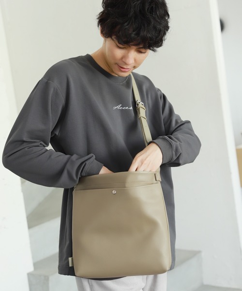 LAKOLE（ラコレ）の「ソフトスクエアショルダーバッグ / 237089（ショルダーバッグ・メンズ・サンドグレー/ブラック/ダークオリーブ・FREE）」の2枚目の写真