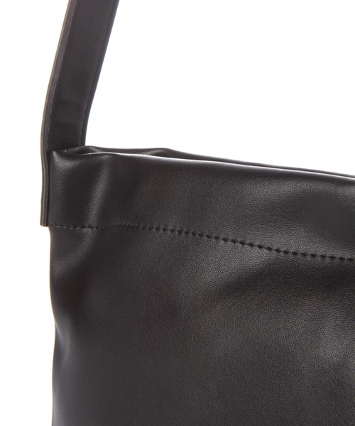 LAKOLE（ラコレ）の「ソフトスクエアショルダーバッグ / 237089（ショルダーバッグ・メンズ・サンドグレー/ブラック/ダークオリーブ・FREE）」の10枚目の写真