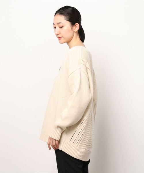 MIDWEST（ミッドウエスト）の「CLANE BACK OPEN CABLE V NECK KNIT TOPS（ニット/セーター・レディース・オフホワイト・1）」の2枚目の写真