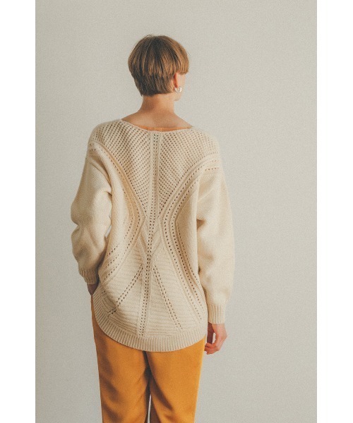 MIDWEST（ミッドウエスト）の「CLANE BACK OPEN CABLE V NECK KNIT TOPS（ニット/セーター・レディース・オフホワイト・1）」の4枚目の写真