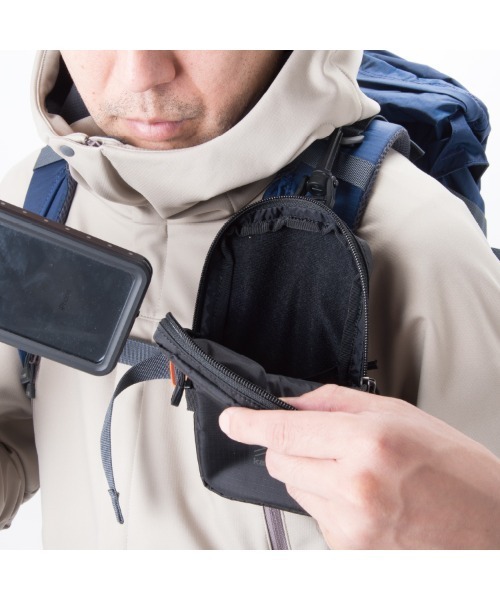 karrimor（カリマー）の「TC padded pouch（ボディバッグ/ウエストポーチ・メンズ・ライトブルー/ブラック/グレー/ライトオリーブ/イエロー系/チャコール/ブラウン/グレイッシュブルー・ONESIZE/FREE）」の12枚目の写真