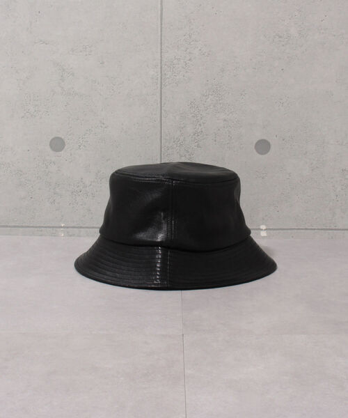 fredy emue(フレディエミュ)の「フェイクレザー バケットハット(ハット・レディース・ブラック/ベージュ・FREE)」の2枚目の写真