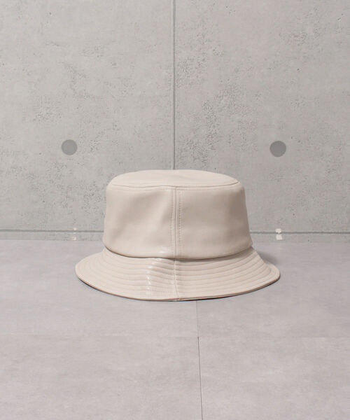 fredy emue(フレディエミュ)の「フェイクレザー バケットハット(ハット・レディース・ブラック/ベージュ・FREE)」の3枚目の写真