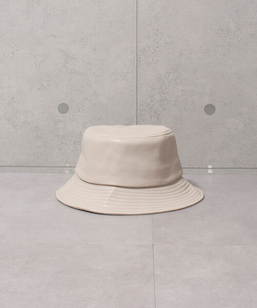 fredy emue(フレディエミュ)の「フェイクレザー バケットハット(ハット・レディース・ブラック/ベージュ・FREE)」の4枚目の写真