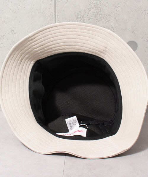 fredy emue(フレディエミュ)の「フェイクレザー バケットハット(ハット・レディース・ブラック/ベージュ・FREE)」の6枚目の写真