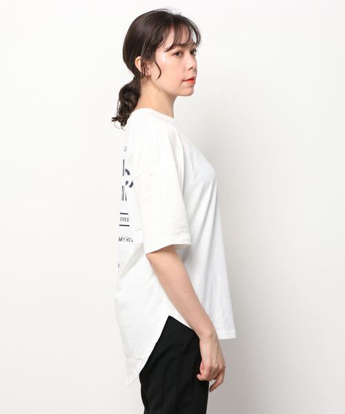 UNDERWRAPS(アンダーラップス)の「UNDERWRAPS アンダーラップス ビッグシルエット ラウンドヘムTシャツ(Tシャツ/カットソー・レディース・ホワイト/チャコール・フリー)」の3枚目の写真
