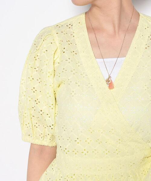 SCOTCH&SODA(スコッチアンドソーダ)の「アイレットカシュクールブラウス(シャツ/ブラウス・レディース・レモンイエロー・2)」の4枚目の写真