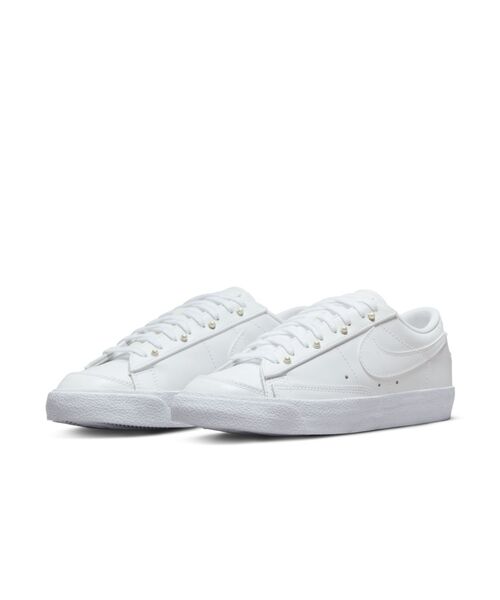 NIKE(ナイキ)の「ナイキ ブレーザー LOW '77 SE ウィメンズシューズ / Nike Blazer Low '77 SEWomen's Shoes(スニーカー・レディース・ホワイト・23/24/25/26/22/25.5/26.5/22.5/24.5/23.5)」の2枚目の写真