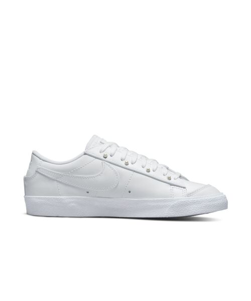 NIKE(ナイキ)の「ナイキ ブレーザー LOW '77 SE ウィメンズシューズ / Nike Blazer Low '77 SEWomen's Shoes(スニーカー・レディース・ホワイト・23/24/25/26/22/25.5/26.5/22.5/24.5/23.5)」の3枚目の写真