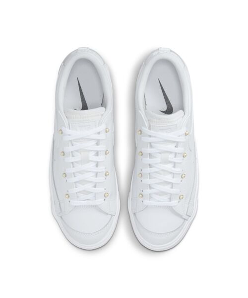 NIKE(ナイキ)の「ナイキ ブレーザー LOW '77 SE ウィメンズシューズ / Nike Blazer Low '77 SEWomen's Shoes(スニーカー・レディース・ホワイト・23/24/25/26/22/25.5/26.5/22.5/24.5/23.5)」の4枚目の写真