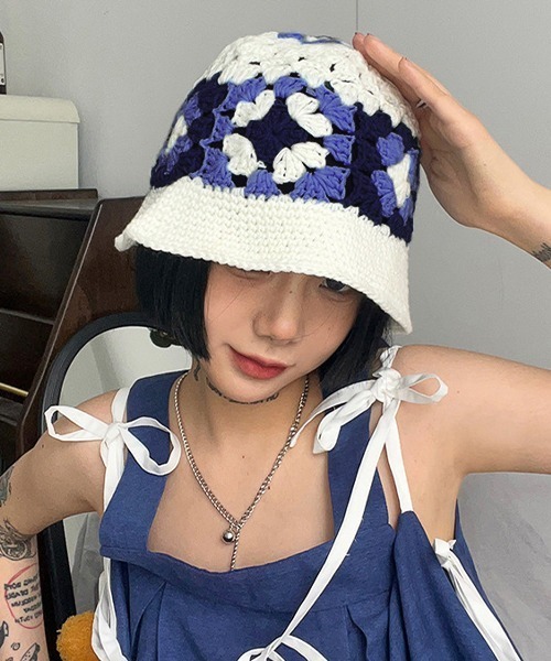 c.u.l（シーユーエル）の「かぎ編み フラワーデザイン ニットバケットハット cula427（ハット・レディース・ブルー/アイボリー/ブラウン・FREE）」の4枚目の写真