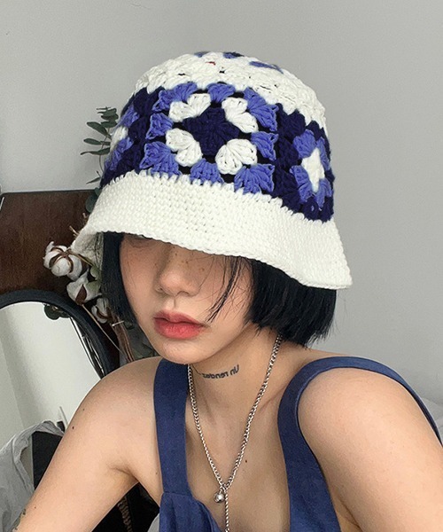 c.u.l（シーユーエル）の「かぎ編み フラワーデザイン ニットバケットハット cula427（ハット・レディース・ブルー/アイボリー/ブラウン・FREE）」の5枚目の写真