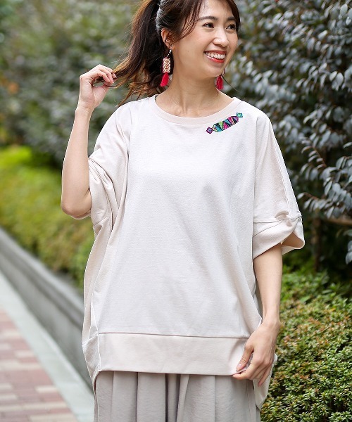 チチカカ(チチカカ)の「ドルマンコクーン刺繍プルオーバー(Tシャツ/カットソー・レディース・オフホワイト/ブラック/イエロー・FREE)」の2枚目の写真