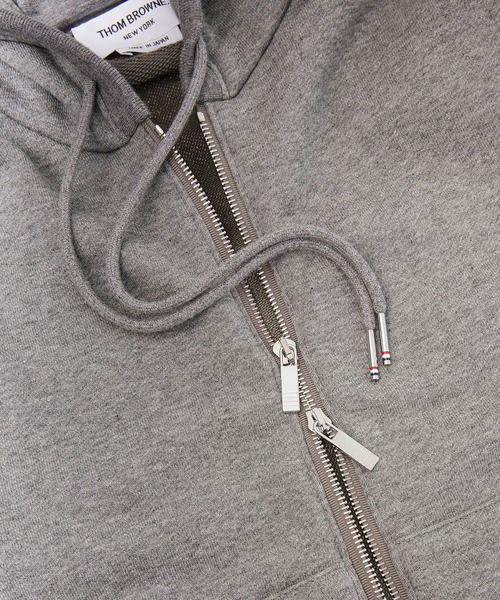 THOM BROWNE（トムブラウン）の「RELAXED FIT ZIP UP HOODIE W/ TONAL 4 BAR SLEEVE IN