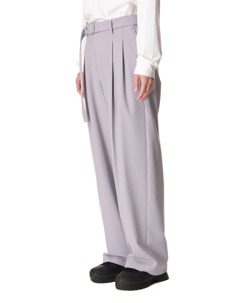 ATTACHMENT（アタッチメント）の「ポリエステル・レーヨン ストレッチ トロピカル ベルテッド ワイドトラウザーズ / PE/RY STRETCH TROPICAL BELTED WIDE TROUSERS（スラックス・メンズ・ブラック/ダークグレー/ライトパープル・1/2/3）」の4枚目の写真