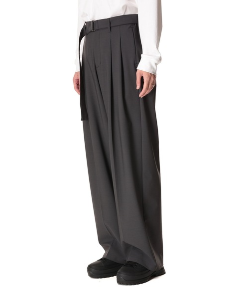 ATTACHMENT（アタッチメント）の「ポリエステル・レーヨン ストレッチ トロピカル ベルテッド ワイドトラウザーズ / PE/RY STRETCH TROPICAL BELTED WIDE TROUSERS（スラックス・メンズ・ブラック/ダークグレー/ライトパープル・1/2/3）」の5枚目の写真