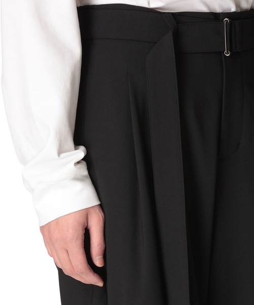 ATTACHMENT（アタッチメント）の「ポリエステル・レーヨン ストレッチ トロピカル ベルテッド ワイドトラウザーズ / PE/RY STRETCH TROPICAL BELTED WIDE TROUSERS（スラックス・メンズ・ブラック/ダークグレー/ライトパープル・1/2/3）」の8枚目の写真