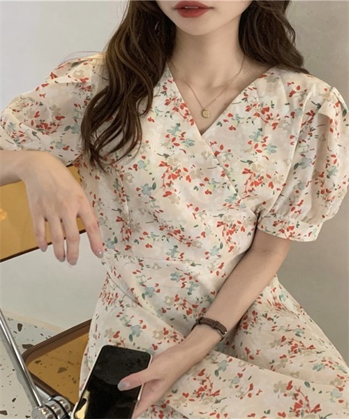FREE STYLISTS（フリー スタイリスト）の「Vネック ウエストリボン花柄ワンピース（ワンピース・レディース・ライトベージュ/ライトグリーン・FREE）」の5枚目の写真