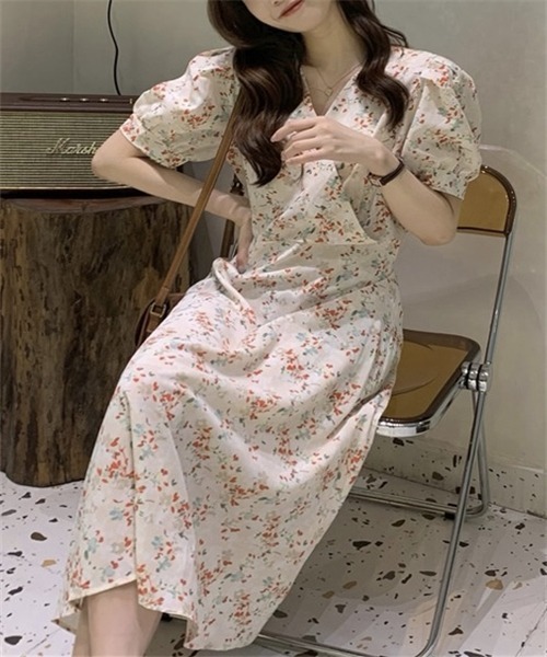 FREE STYLISTS（フリー スタイリスト）の「Vネック ウエストリボン花柄ワンピース（ワンピース・レディース・ライトベージュ/ライトグリーン・FREE）」の9枚目の写真