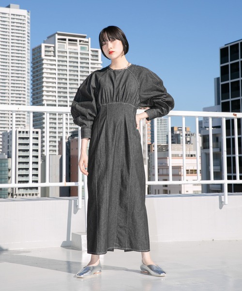 KBF(ケイビーエフ)の「ボリュームスリーブデニムワンピース(ワンピース・レディース・ブラック/ブルー・36/38)」の4枚目の写真