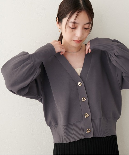 natural couture(ナチュラルクチュール)の「プチプラハトメバー釦カーデ(カーディガン/ボレロ・レディース・サックスブルー/アイボリー/ライトグレー/ラベンダー/グレイッシュベージュ/ブラック/チャコールグレー/ボルドー・FREE)」の3枚目の写真