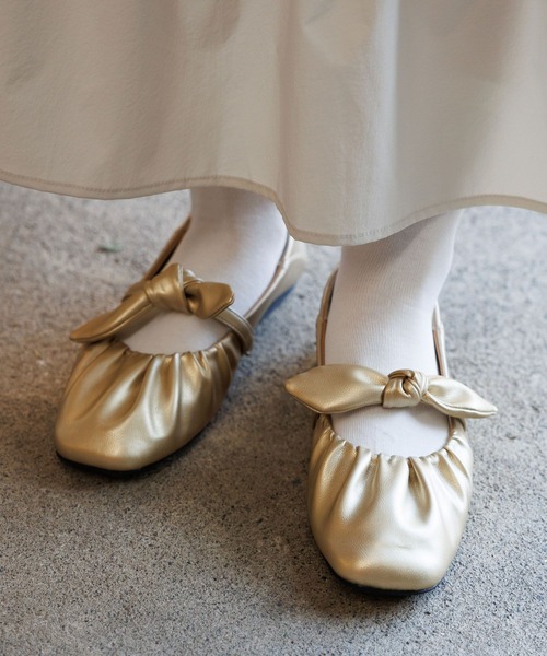 niko and...（ニコアンド）の「オリジナルリボンギャザーパンプス（パンプス・レディース・アイボリー/ブラック/ゴールド・LARGE/MEDIUM）」の3枚目の写真