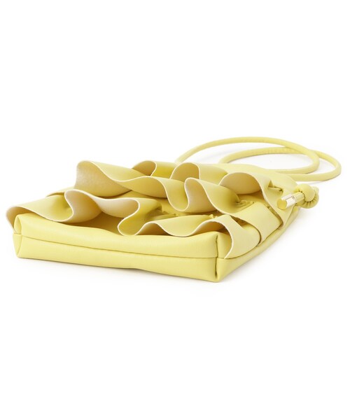 SHOO・LA・RUE（シューラルー）の「◆大きめフリルが女性らしい　大人のフリルショルダーバッグ（ショルダーバッグ・レディース・ブラック/アイボリー/イエロー/シルバー・00）」の5枚目の写真