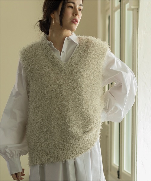 OPAQUE.CLIP（オペークドットクリップ）の「◆ラメシャギーニットベスト【洗濯機洗い可】（ベスト・レディース・ブルー系その他7/ライトグレー系5/チャコール/ベージュ系9・38/36/40）」の3枚目の写真