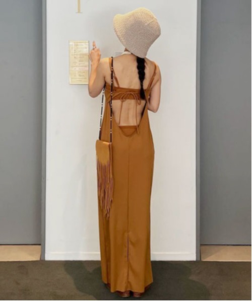 Ameri（アメリ）の「BACK OPEN HOLE SWIMWEAR（水着・レディース・ブラック/ブラウン/ベージュ・MEDIUM/SMALL）」の9枚目の写真