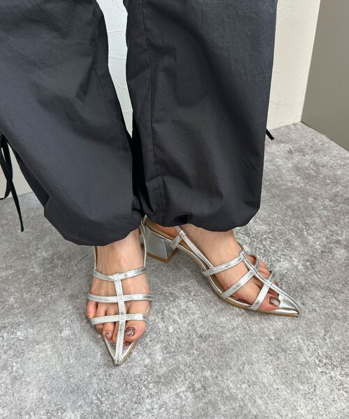 fredy emue（フレディエミュ）の「ポインテッドサンダル（サンダル・レディース・シルバー/ブラック・S/M/L）」の2枚目の写真
