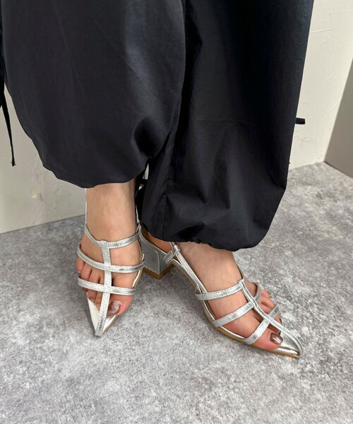 fredy emue（フレディエミュ）の「ポインテッドサンダル（サンダル・レディース・シルバー/ブラック・S/M/L）」の3枚目の写真