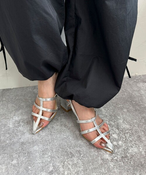 fredy emue（フレディエミュ）の「ポインテッドサンダル（サンダル・レディース・シルバー/ブラック・S/M/L）」の4枚目の写真