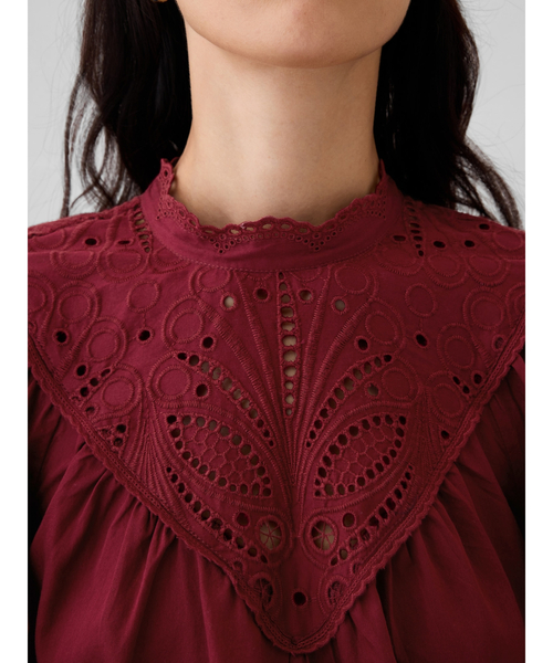 GAP（ギャップ）の「アイレット刺しゅうトップス（シャツ/ブラウス・レディース・レッド/ブラック・XXS/L/M/S/XS）」の6枚目の写真