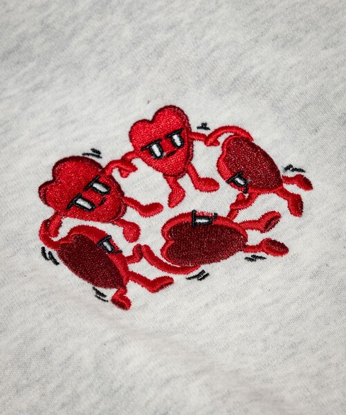 FREAK'S STORE（フリークスストア）の「Kurt Wu/カート ウー two side hug heart 刺繍 CREW SWEAT/刺繍デザイン クルーネックスウェット（スウェット・メンズ・ブラック/ホワイト/ブラウン/グレー・X-LARGE/LARGE/MEDIUM）」の5枚目の写真