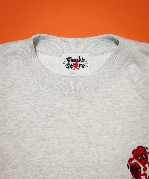 FREAK'S STORE（フリークスストア）の「Kurt Wu/カート ウー two side hug heart 刺繍 CREW SWEAT/刺繍デザイン クルーネックスウェット（スウェット・メンズ・ブラック/ホワイト/ブラウン/グレー・X-LARGE/LARGE/MEDIUM）」の7枚目の写真