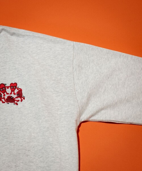 FREAK'S STORE（フリークスストア）の「Kurt Wu/カート ウー two side hug heart 刺繍 CREW SWEAT/刺繍デザイン クルーネックスウェット（スウェット・メンズ・ブラック/ホワイト/ブラウン/グレー・X-LARGE/LARGE/MEDIUM）」の8枚目の写真