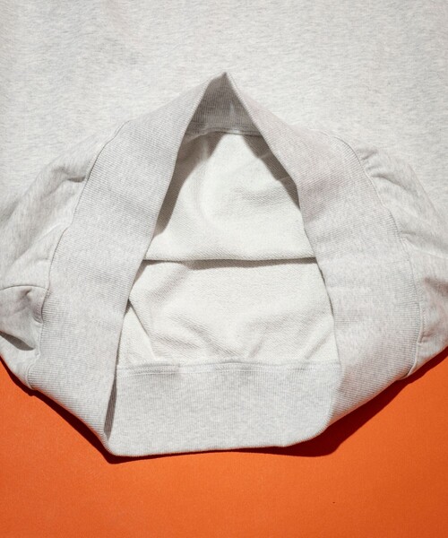 FREAK'S STORE（フリークスストア）の「Kurt Wu/カート ウー two side hug heart 刺繍 CREW SWEAT/刺繍デザイン クルーネックスウェット（スウェット・メンズ・ブラック/ホワイト/ブラウン/グレー・X-LARGE/LARGE/MEDIUM）」の9枚目の写真