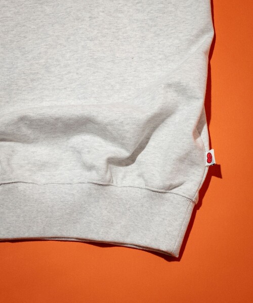 FREAK'S STORE（フリークスストア）の「Kurt Wu/カート ウー two side hug heart 刺繍 CREW SWEAT/刺繍デザイン クルーネックスウェット（スウェット・メンズ・ブラック/ホワイト/ブラウン/グレー・X-LARGE/LARGE/MEDIUM）」の10枚目の写真
