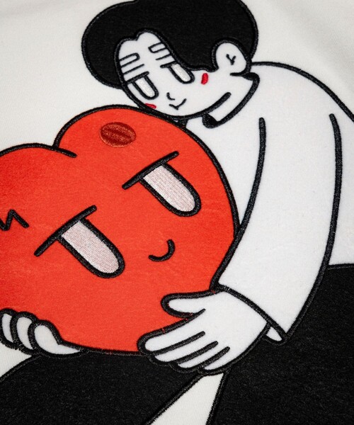 FREAK'S STORE（フリークスストア）の「Kurt Wu/カート ウー two side hug heart 刺繍 CREW SWEAT/刺繍デザイン クルーネックスウェット（スウェット・メンズ・ブラック/ホワイト/ブラウン/グレー・X-LARGE/LARGE/MEDIUM）」の17枚目の写真